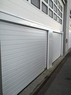 Industrietor mit pulverbeschichteter Blechverkleidung