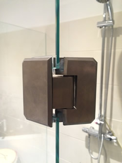 Duschwand mit Edelstahlscharnieren (Detail)