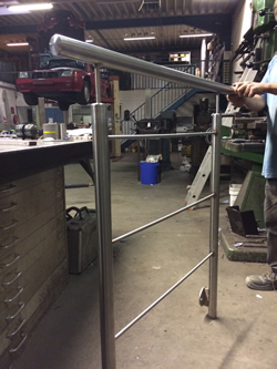 Geländer bei der Fertigung