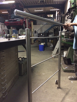 Arbeit an einem Geländer